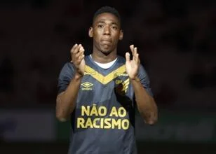 Göztepe Werft Braziliaanse Verdediger Leo Pinheiro