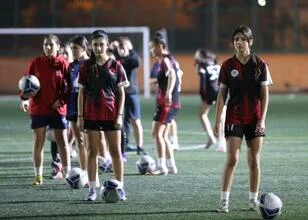 Van de puinhopen naar de top: een nieuwe kans voor jonge voetbalsters