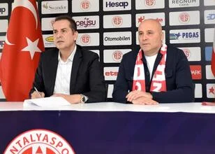 Antalyaspor presenteert nieuwe trainer Uğurlu met ondertekening ceremonie