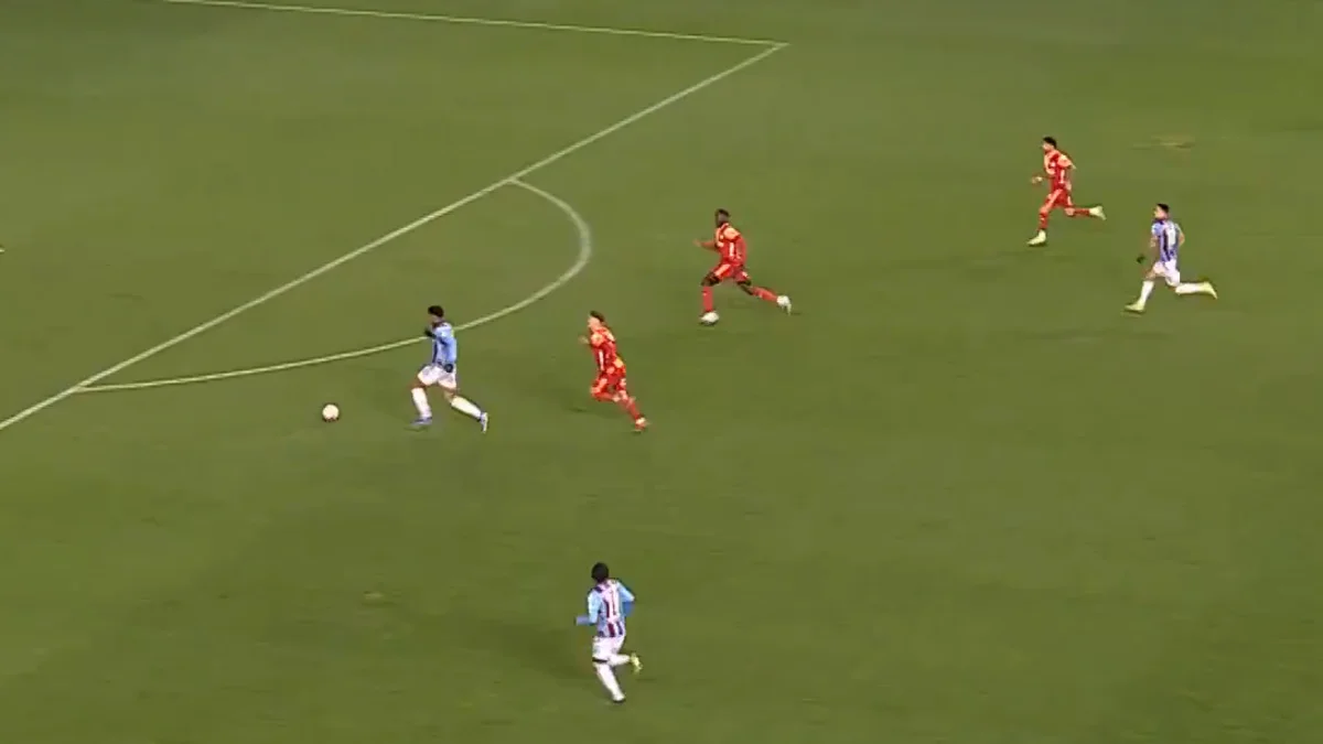 Galatasaray en Trabzonspor botsen in wedstrijd, doelpunt afgekeurd wegens buitenspel