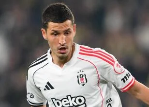 Beşiktaş presenteert voetbalschoen-geschenk aan jeugd