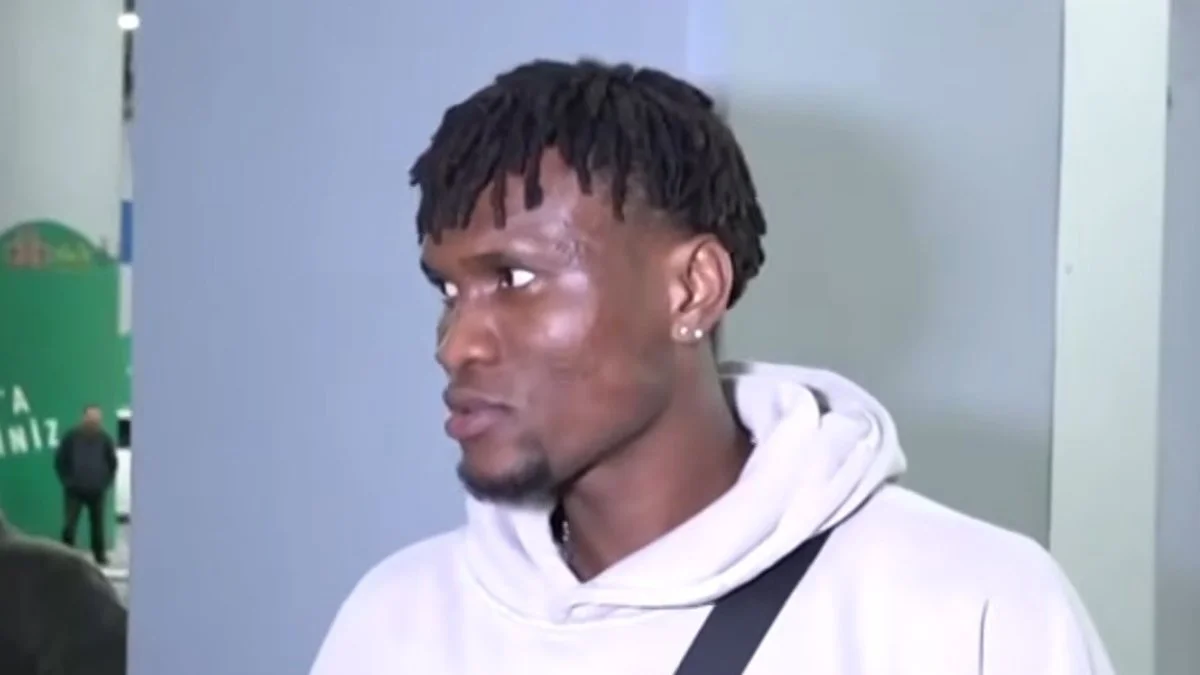 Chibuike Nwaiwu: Trabzonspor's nieuwe centrale verdediger arriveert in Istanbul