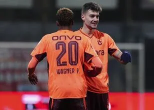 Ernest Muçi leidt Trabzonspor naar overwinning