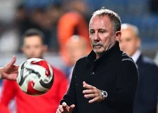 Sergen Yalçın over Necip Uysal en Mert Günok