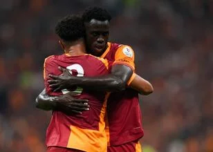 Davinson Sanchez krijgt plaket van Galatasaray