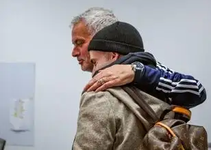 Mourinho over Rafa Silva