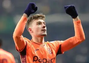 Ernest Muçi over Fatih Tekke