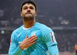 Ozan Kabak aan Beşiktaş voorgesteld