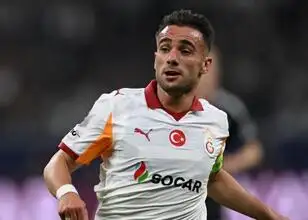 Yunus Akgün mist training bij Galatasaray