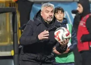 Thomas Reis reageert op Emre Belözoğlu