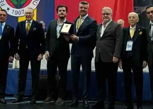 Fenerbahçe eert Ali Şen met 50-jarige plakette