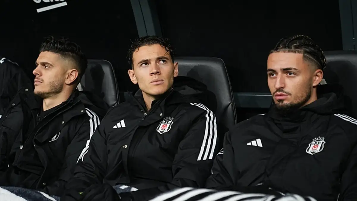 Kristjan Asllani krijgt directe rode kaart bij Beşiktaş