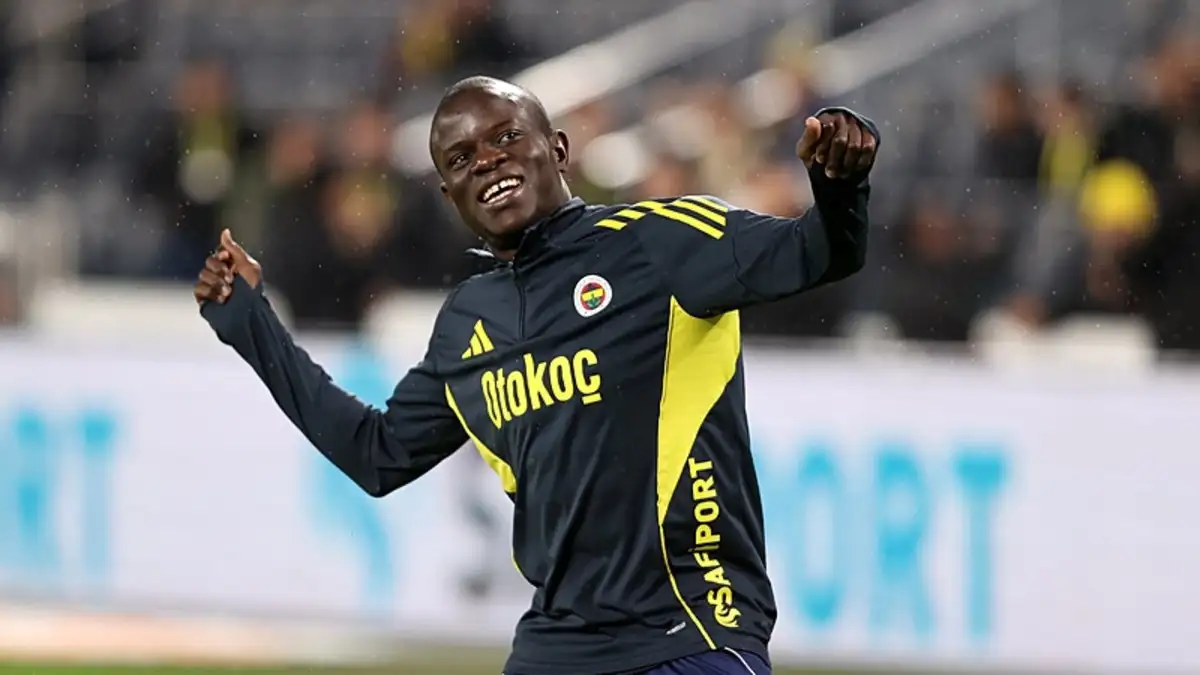 Fenerbahçe fans tonen liefde voor N'Golo Kante
