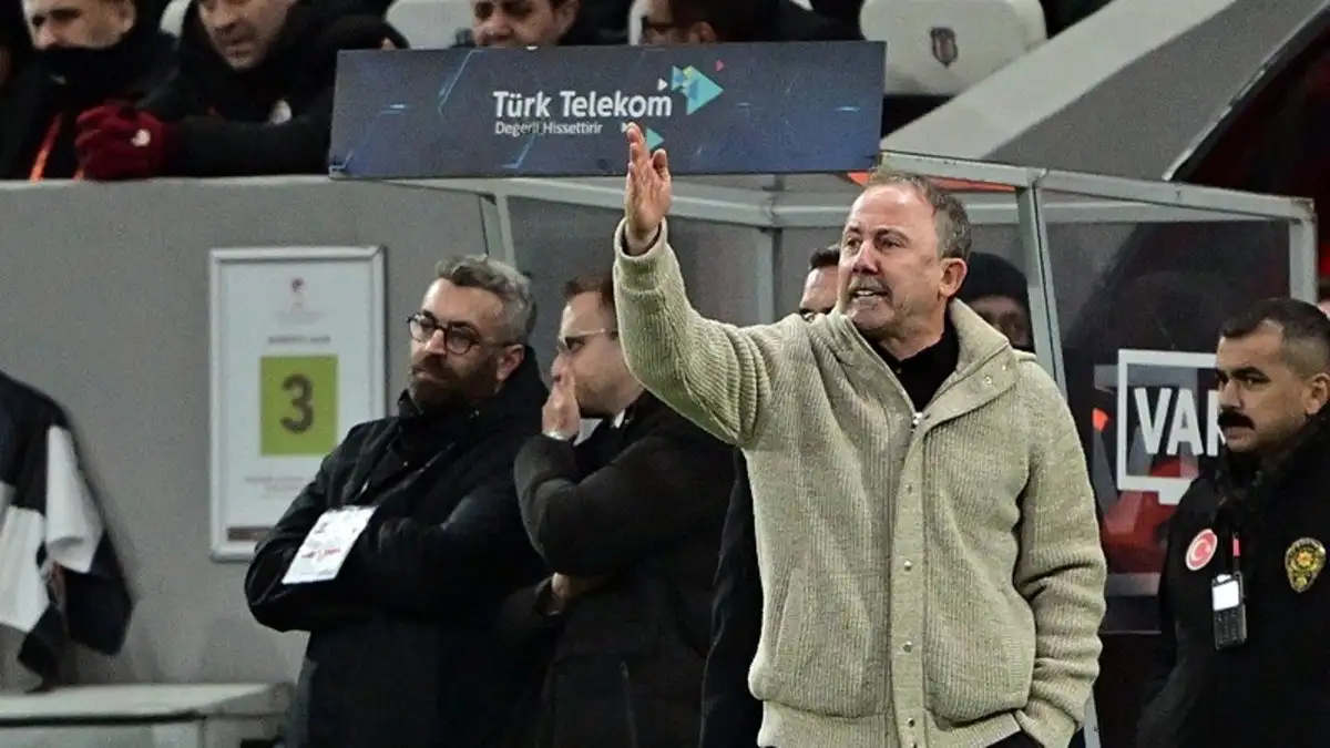 Sergen Yalçın: "Hoe kan je hem niet van het veld sturen!"