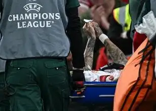 Liverpool wijzigt reclameborden na blessure Noa Lang