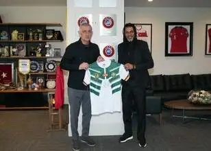 Oude voetballer Song brengt bezoek aan TFF-voorzitter Hacıosmanoğlu