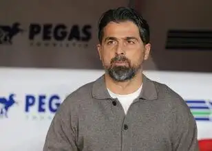 İlhan Palut: 'Fenerbahçe bevindt zich in een zware titelstrijd'