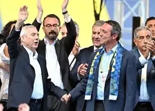 Aziz Yıldırım verlaat zijn stoel na het zien van de naam van Ali Koç