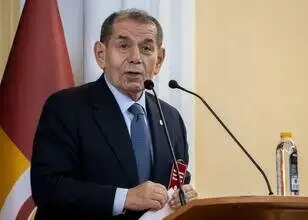 Dursun Özbek versprak zich tijdens vergadering en zaal lacht uit