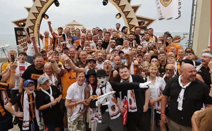Acun Ilıcalı ontmoet 200 Hull City-fans in Antalya na historische promotie naar Premier League