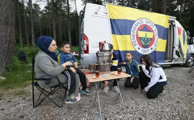 Fenerbahçe-fans kamperen met caravan en tent op 1280 meter hoogte in Topuk Yaylası