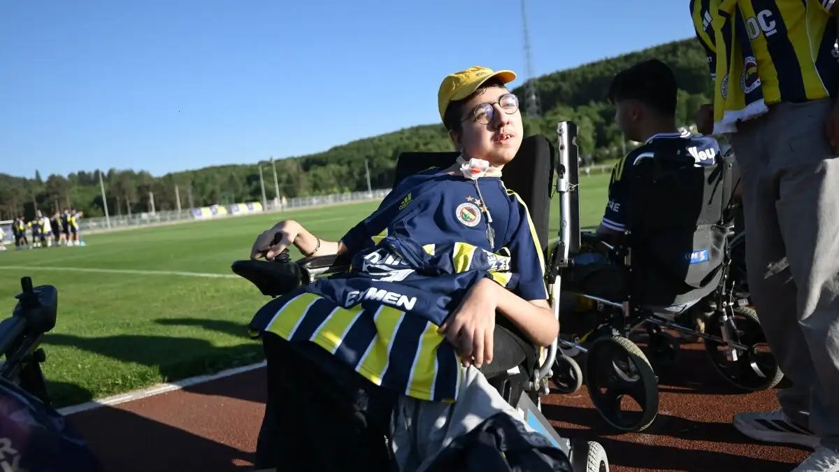 16-jarige Yusuf Eymen ondersteunt Fenerbahçe in Topuk Yaylası