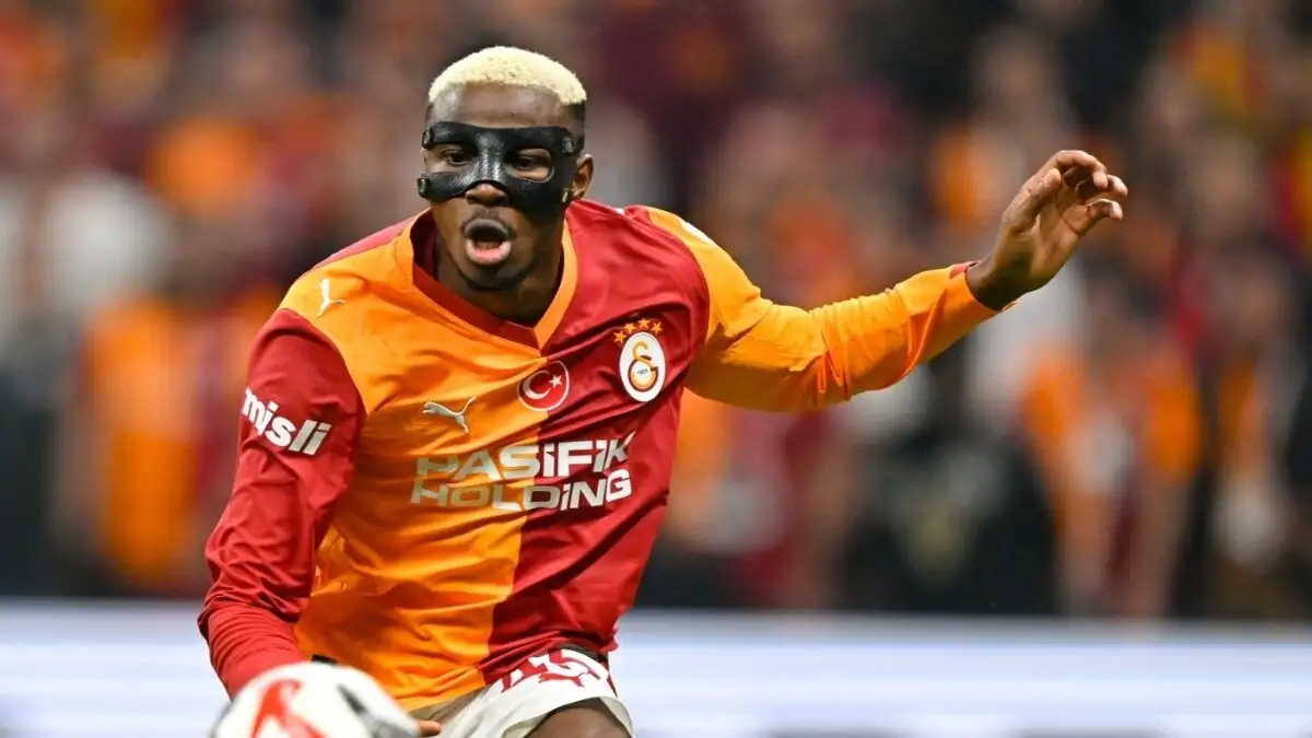Victor Osimhen arriveert in Istanbul voor Galatasaray-voorbereiding