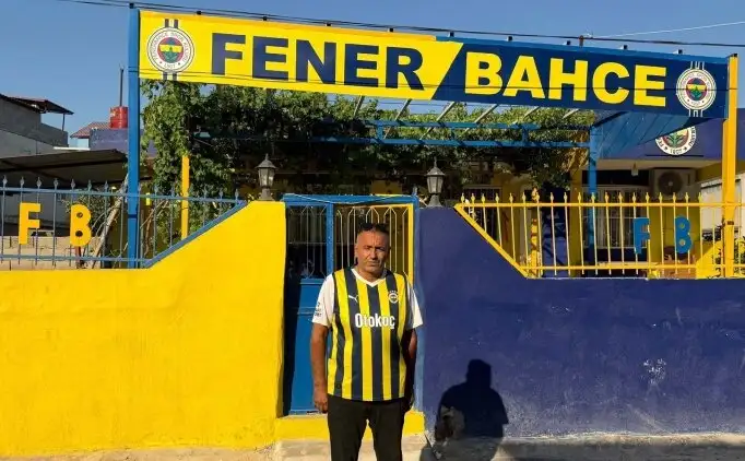 Fenerbahçe-supporter Mehmet Saçar schildert zijn nieuwbouw huis in Kumlu in clubkleuren na de aardbeving