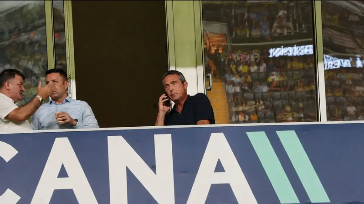 Oud-voorzitter Ali Koç volgt Fenerbahçe-wedstrijd vanaf de tribune