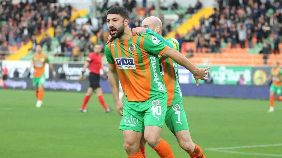 Güven Yalçın nadert transfer naar Kasımpaşa na contractontbinding bij Alanyaspor