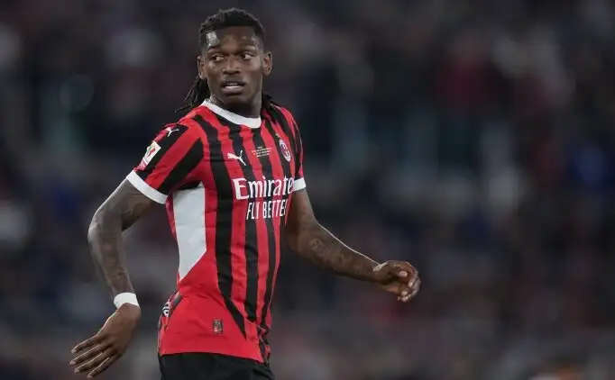 Fenerbahçe en Galatasaray tonen interesse in Rafael Leao, maar Milan houdt vast aan 50 miljoen euro vraagprijs