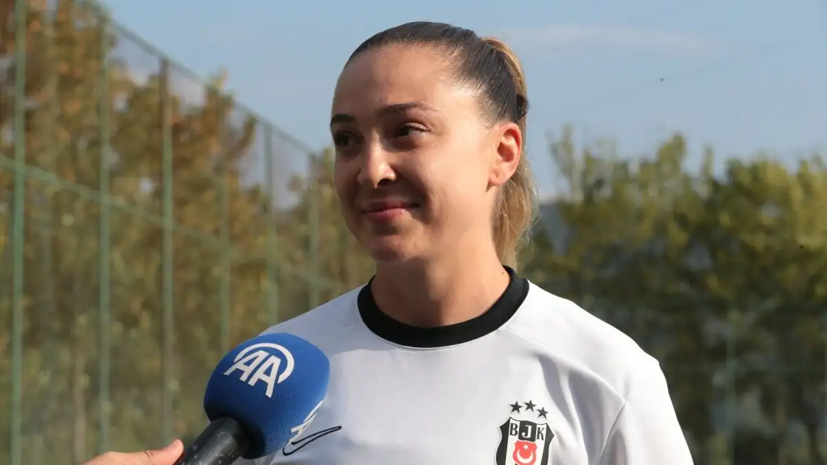 Berna Yeniçeri en Sevgi Çınar Karaoğlu bevestigen kampioensdoel voor Beşiktaş vrouwen na succesvol trainingskamp