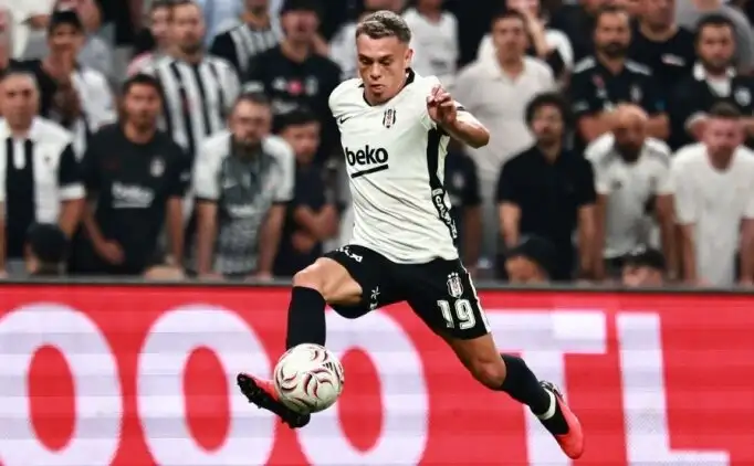 Trossard maakt debuut voor Beşiktaş in 1-0 zege op Hradec Kralove