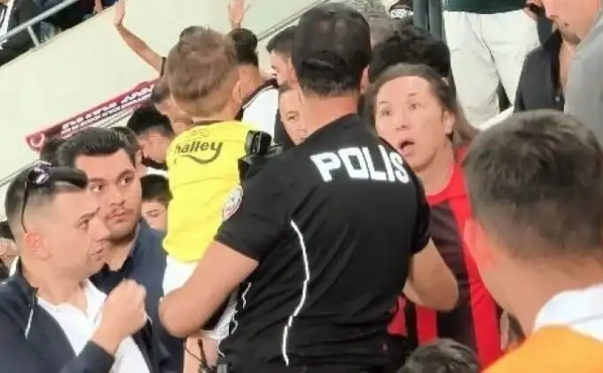 Minister Bak veroordeelt verwijdering kindershirt bij Gençlerbirliği–Fenerbahçe en benadrukt belang van jeugdbescherming