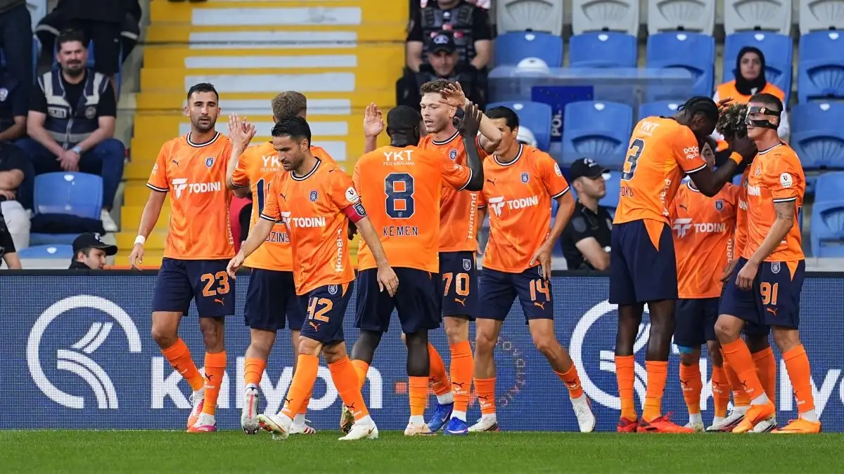 Başakşehir begint Trendyol Süper Lig met overtuigende 2-0 zege op Kocaelispor