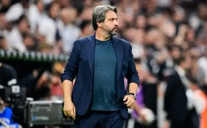 Özhan Pulat na 1-0 verlies tegen Beşiktaş: 'Rode kaart verstoorde ons spelplan'