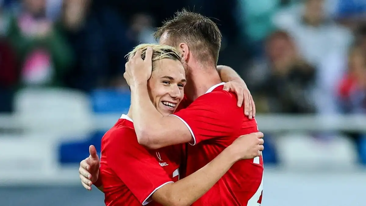 Russisch nationaal elftal zegt Aleksey Batrakov vaarwel met Galatasaray-banner