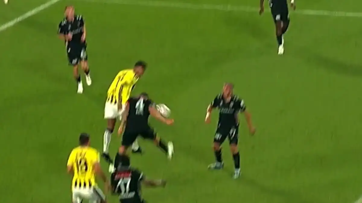 Fenerbahçe krijgt penalty na VAR-ingreep tegen Konyaspor, Greenwood scoort via rebound
