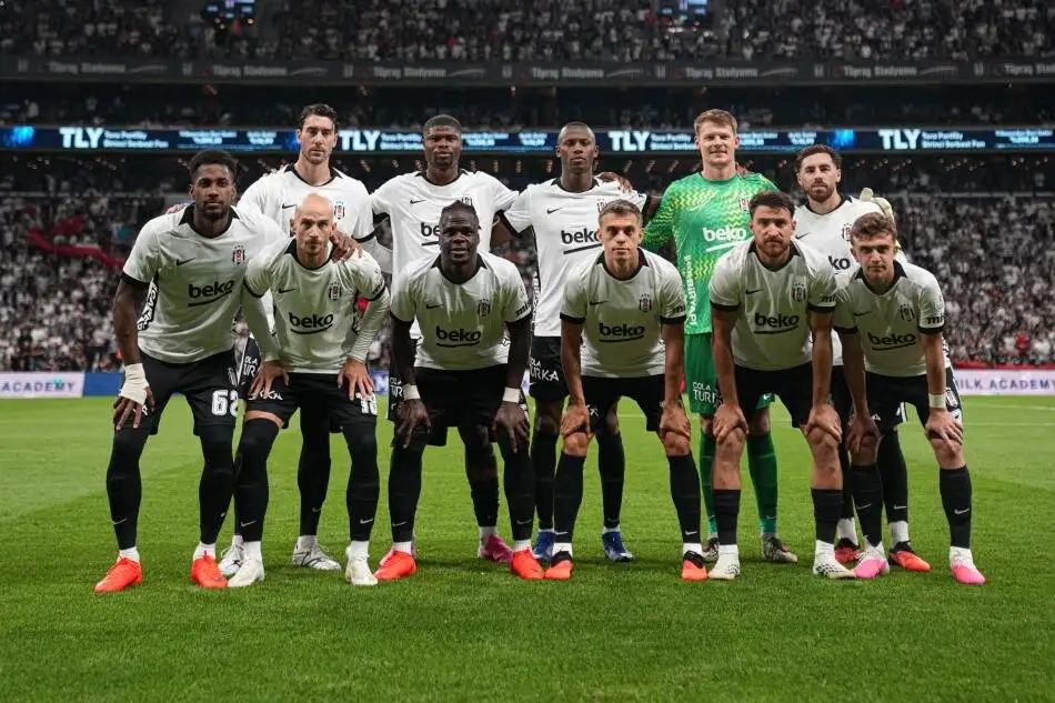 Beşiktaş verslaat Çorumspor met 6-0; Vlahovic scoort hat-trick