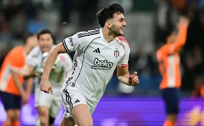 Beşiktaş tekent Ernest Poku, onderhandelt over Rashica-vertrek en zoekt lening voor Hekimoğlu