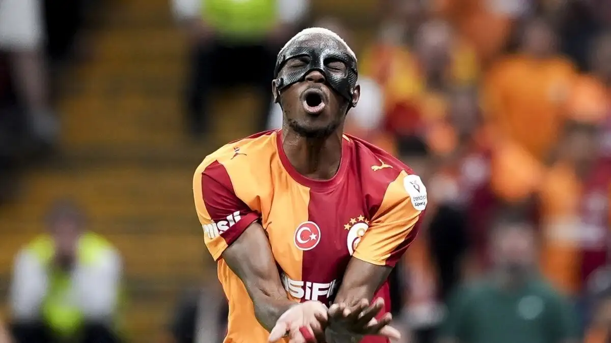Victor Osimhen geblesseerd in Süper Lig-duel met Başakşehir, vervangen door Barış Alper Yılmaz