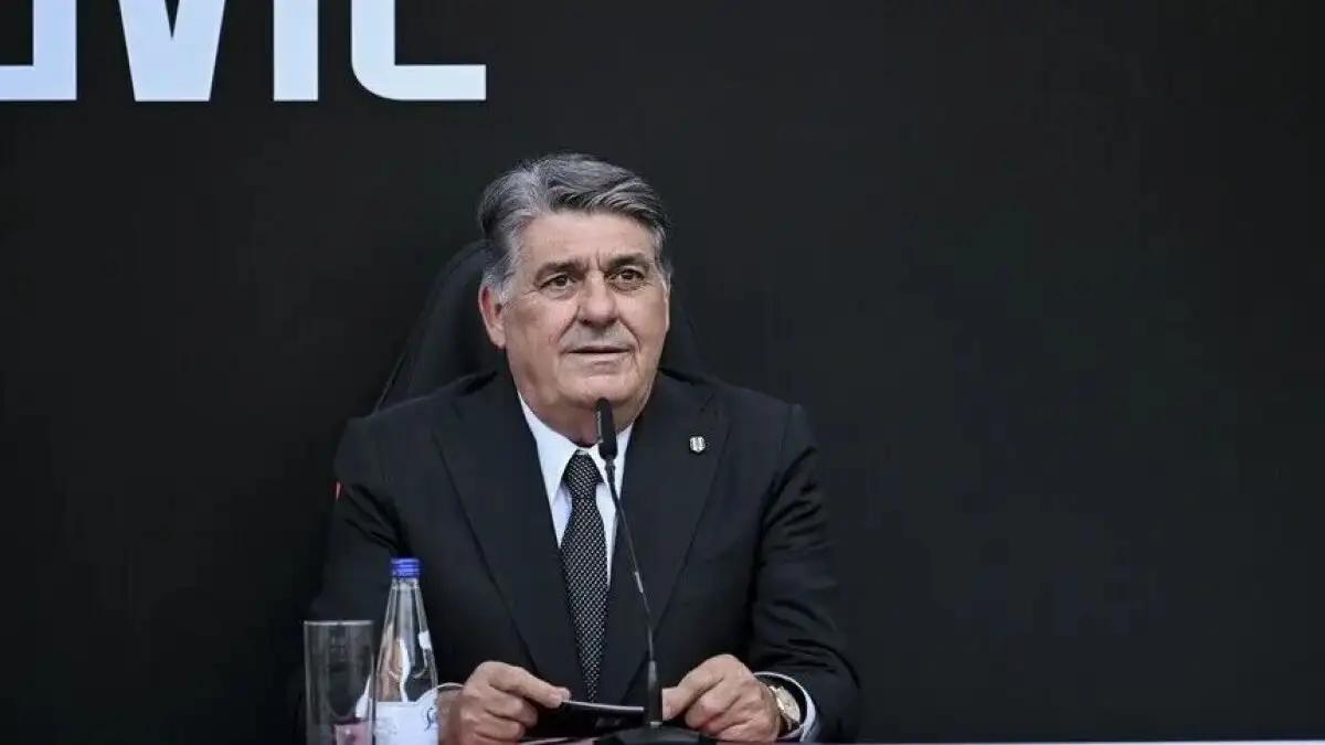 Serdal Adalı beloont spelers met derbypremie na zege op Fenerbahçe
