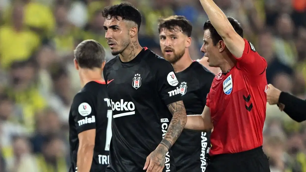 Emirhan Topçu reageert op Brown na derbyzege in Kadıköy: "Hoş bulduk"