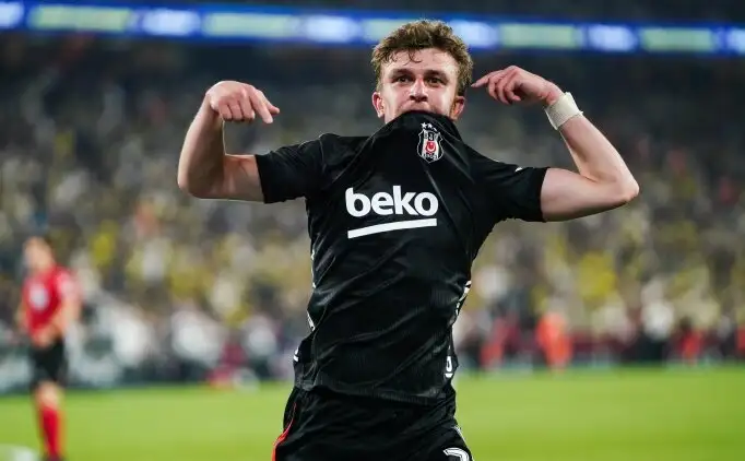 Nicolas Raskin feliciteert Rıdvan Yılmaz na doelpunt tegen Fenerbahçe