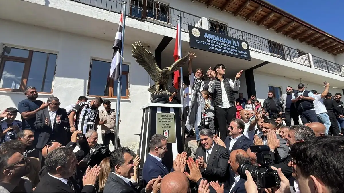 Beşiktaş-voorzitter Serdal Adalı opent adelaarstandbeeld in Ardahan's Beşiktaş-dorp