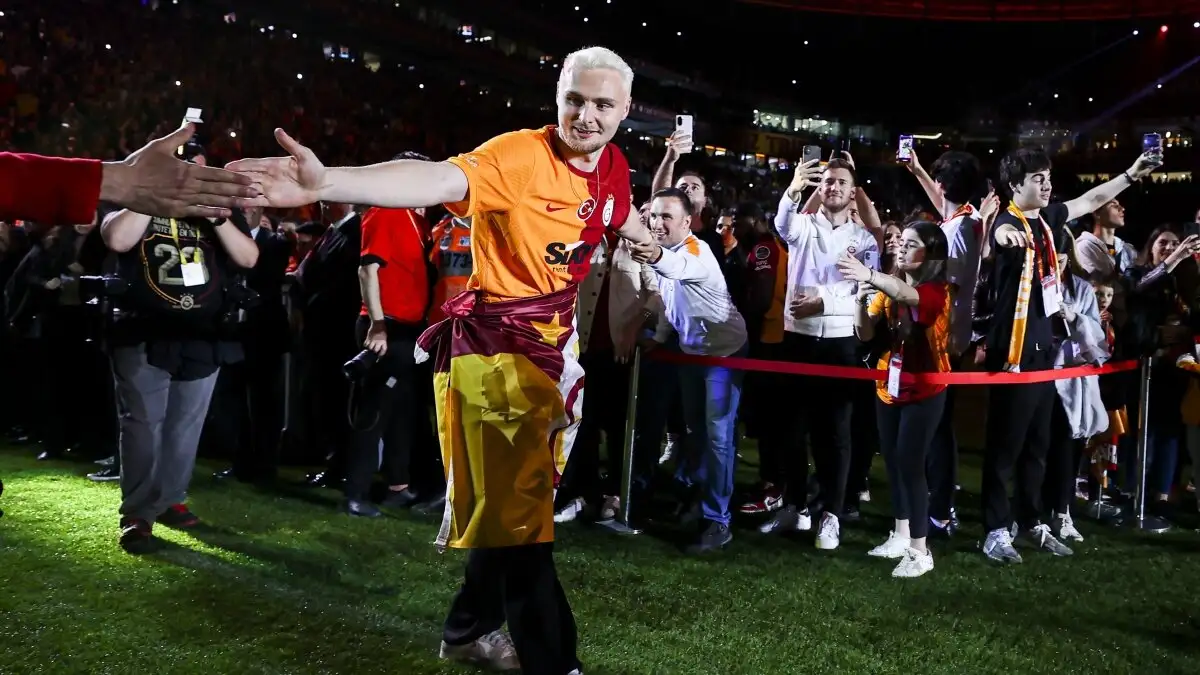 Victor Nelsson vertrekt van Galatasaray naar Nordsjaelland voor zijn dochter