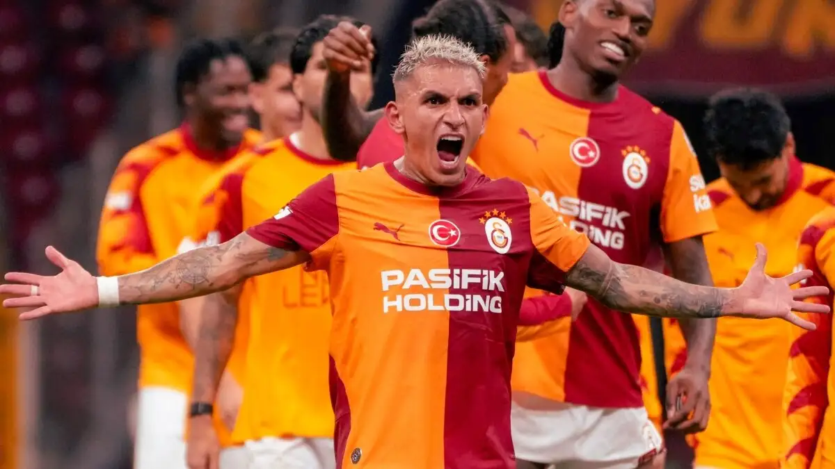 Lucas Torreira krijgt tweede aanvoerdersband bij Galatasaray na Ayhan's verminderde rol
