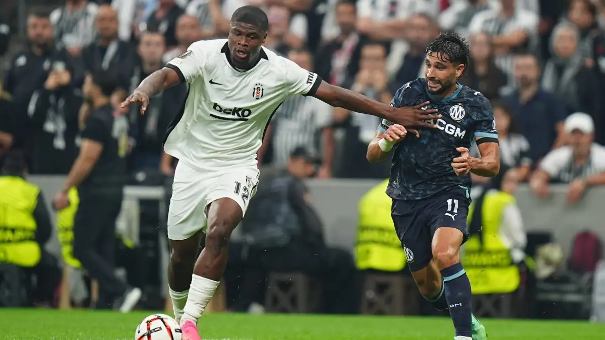 Beşiktaş-verdediger Agbadou krijgt na 45 minuten geel en wordt vervangen tegen Marseille