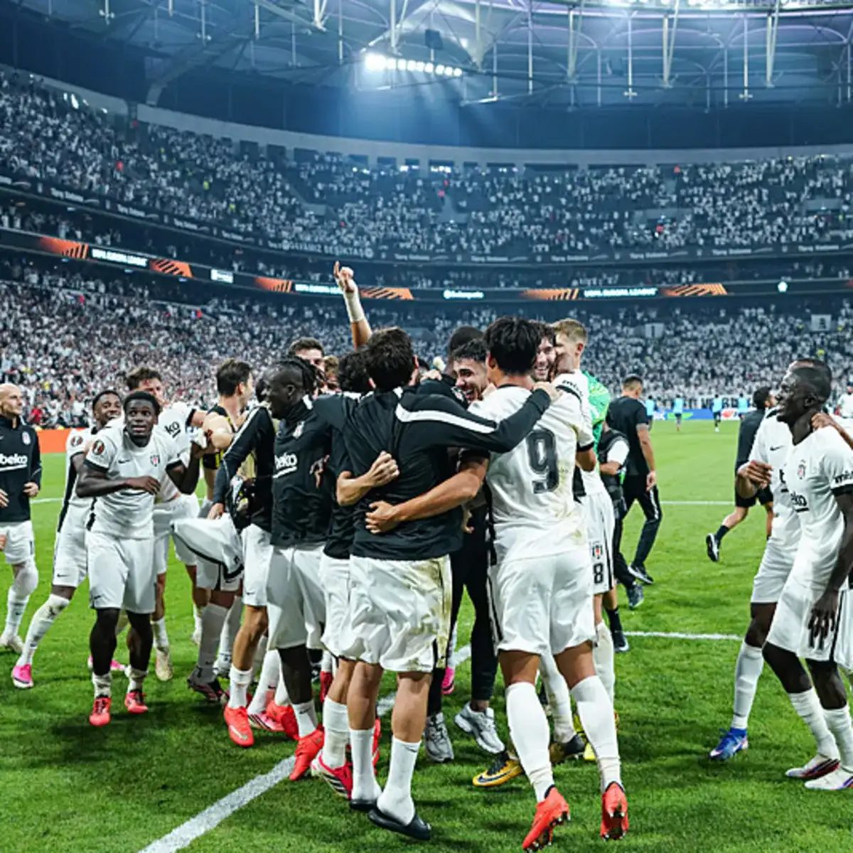 Beşiktaş verslaat Marseille volgens Franse kranten: L'Equipe, Le Monde en Le Parisien prijzen Turkse overmacht
