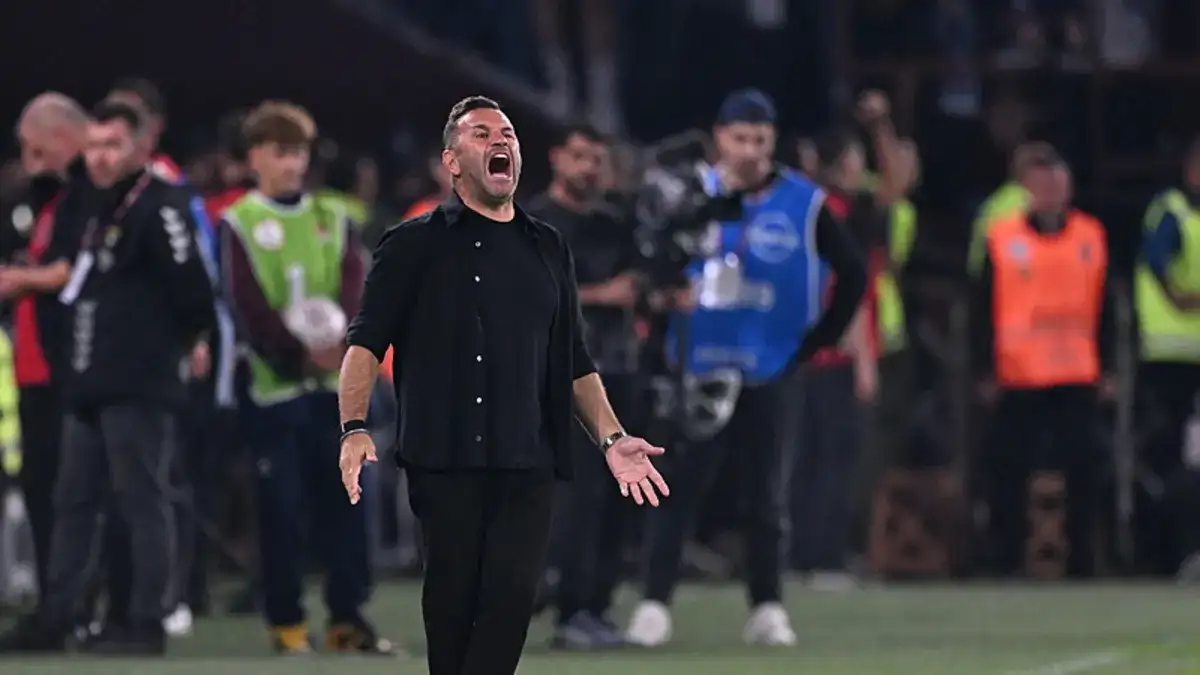 Okan Buruk krijgt rode kaart in wedstrijd tegen Trabzonspor